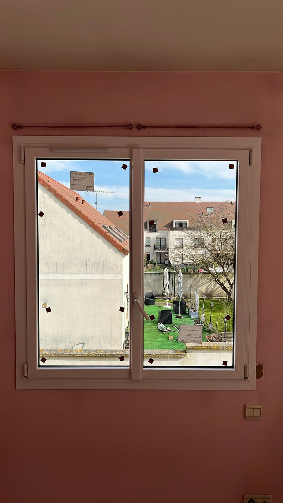 Fenêtre coulissante en aluminium noir avec grande baie vitrée offrant une vue panoramique
